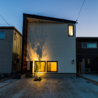 愛知県清須市建築家と建てる家｜吹抜けリビングと2型キッチン