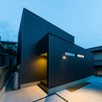愛知県東海市建築家と建てる注文住宅｜玄関ポーチのかっこいい家