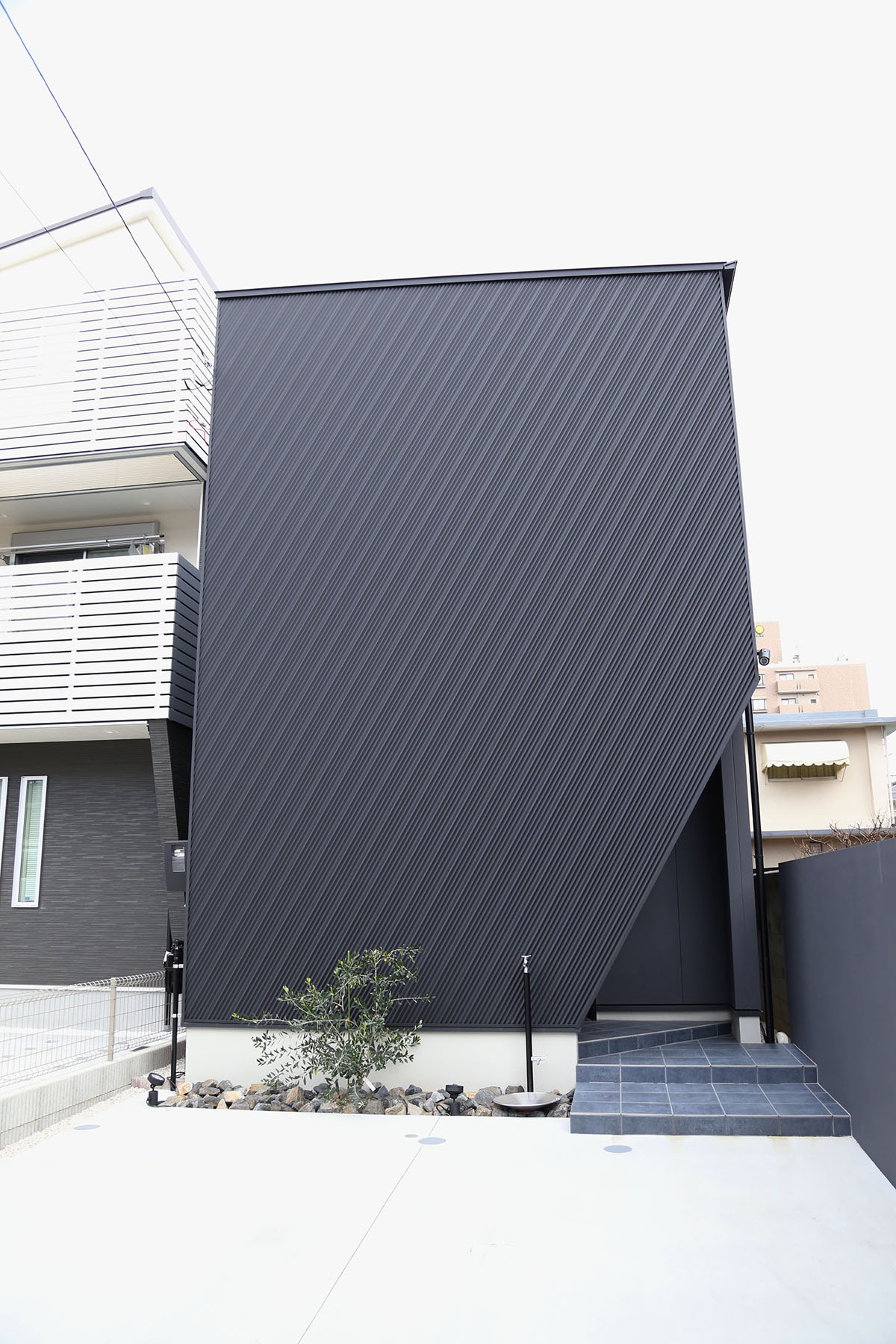 ブラック一色のキューブ型の家の外観