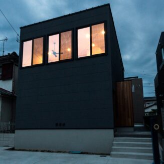 愛知県稲沢市建築家と建てる家｜玄関吹抜け｜２階リビングキッチン