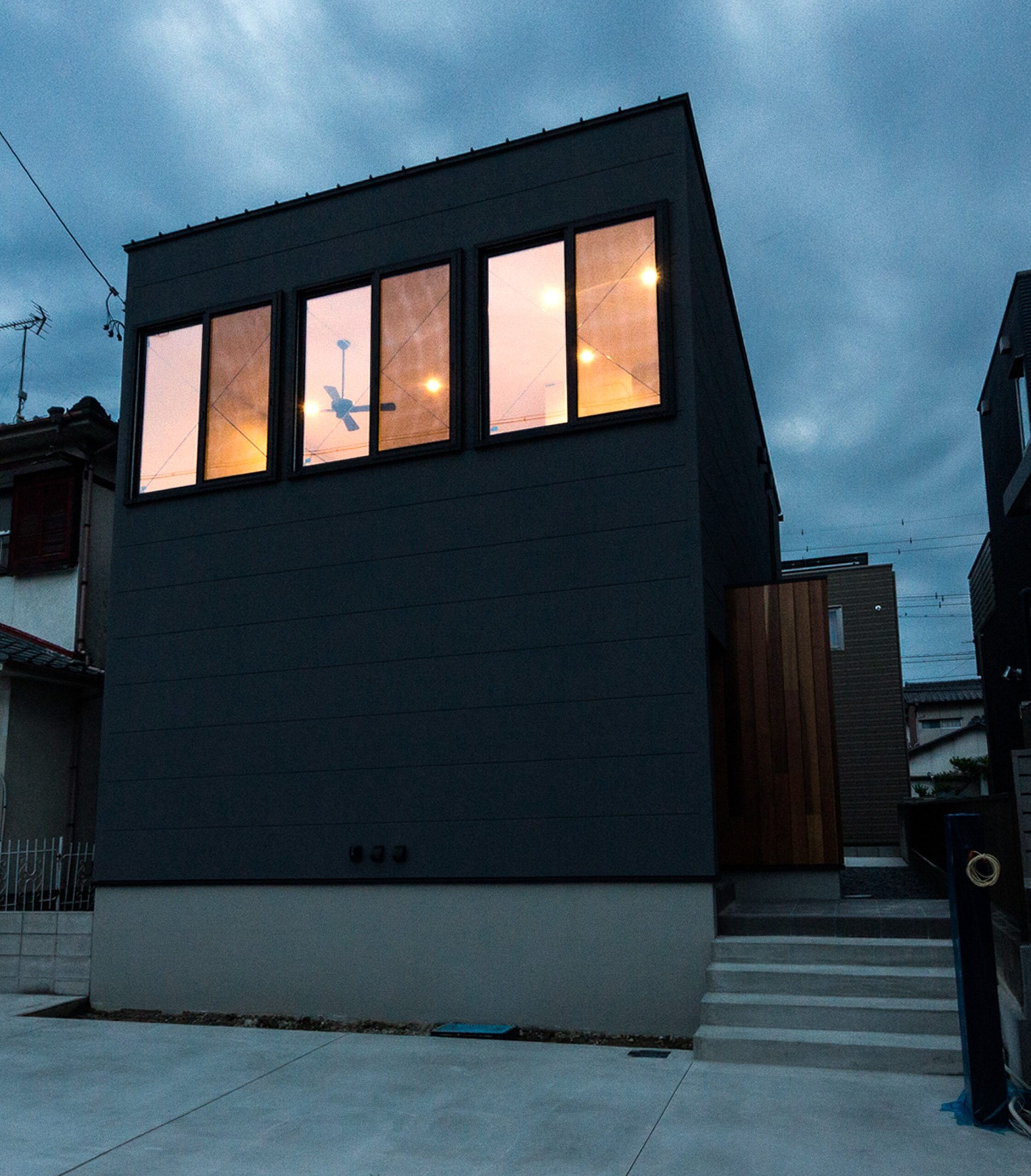 愛知県稲沢市建築家と建てる家｜玄関吹抜け｜２階リビングキッチン