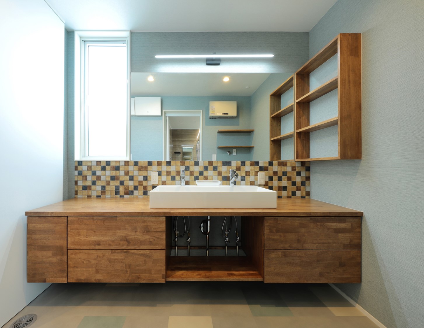 タイルと調和する無地のクロス