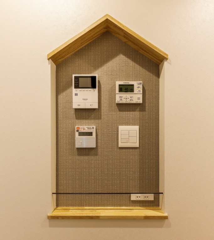 ニッチ内に施工した織物調のアクセントクロス