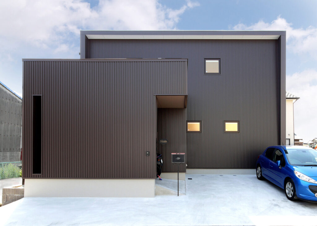 シックブラウンのガルバリウム鋼板が重厚感・高級感を醸す注文住宅