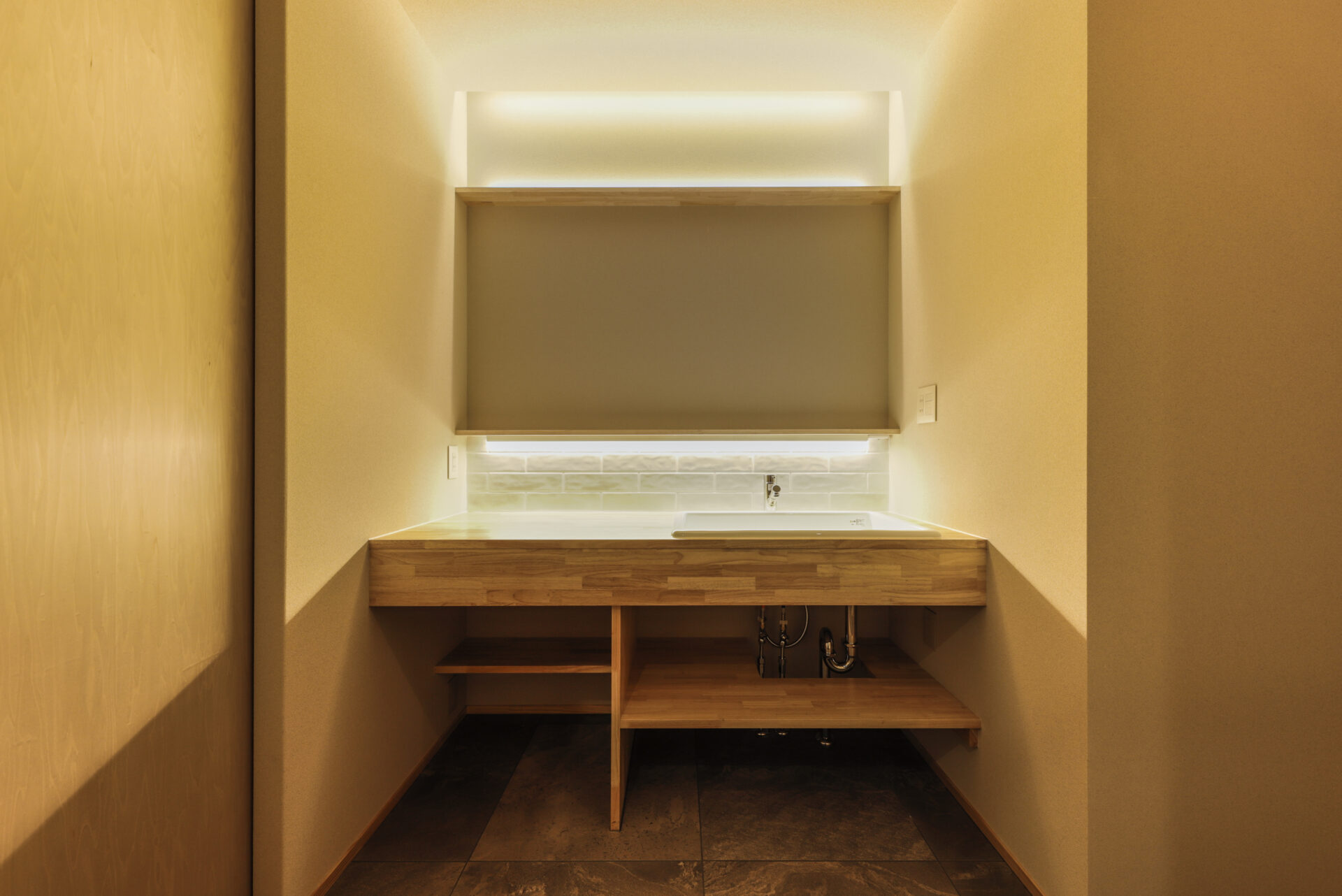 間接照明の光でおしゃれな洗面所をデザイン