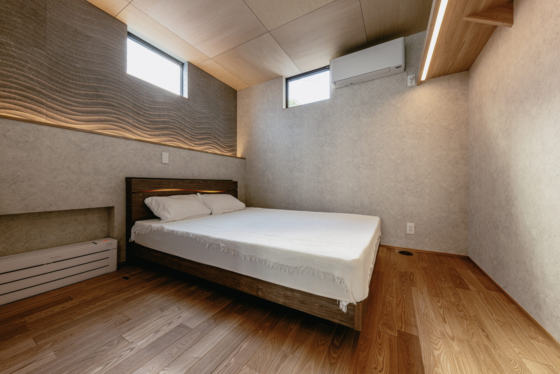 アクセントウォールを際立たせる寝室の間接照明