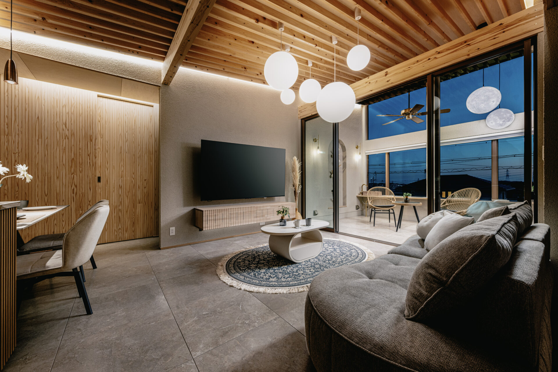 化粧梁と間接照明が調和するリビング