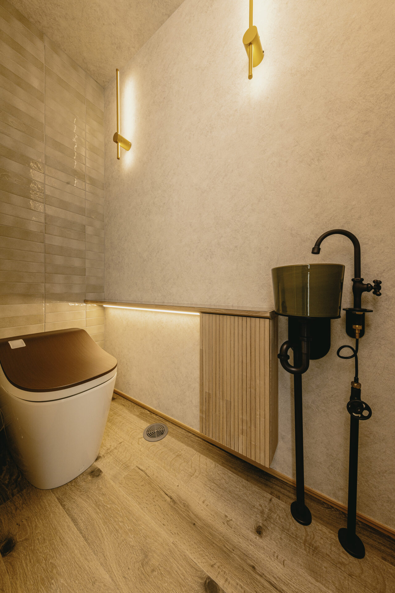 トイレの床面をやさしく照らす間接照明